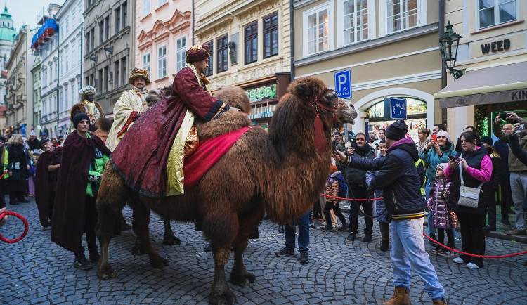 FOTOGALERIE: Prahou prošel tříkrálový průvod, nechyběli velbloudi