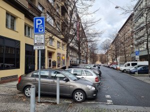 V pražských Dejvicích a Bubenči si řidiči letos připlatí za parkování