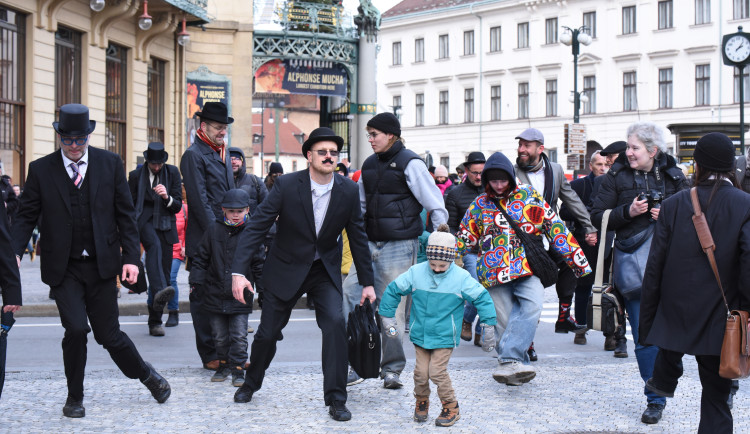 VIDEO: Den švihlé chůze. Pražským centrem dnes prošel průvod fanoušků Monty Python
