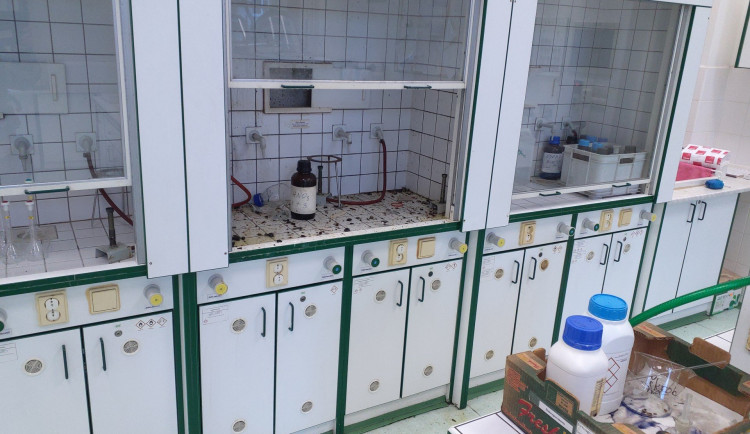 Při pokusu se zranila jedna dívka.