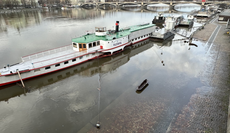 Vltava mírně vytekla ze břehů na náplavku.