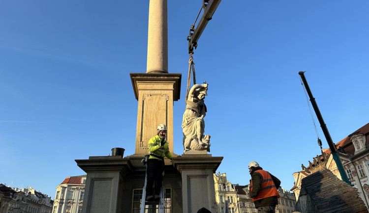 VIDEO: Mariánský sloup na Staroměstském náměstí v Praze má nově tři ze čtyř andělů