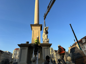VIDEO: Mariánský sloup na Staroměstském náměstí v Praze má nově tři ze čtyř andělů