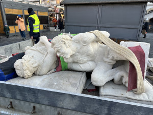 VIDEO: Mariánský sloup na Staroměstském náměstí v Praze má nově tři ze čtyř andělů