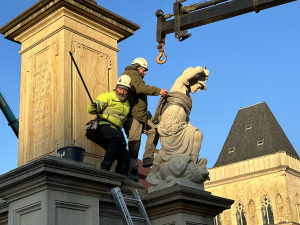 VIDEO: Mariánský sloup na Staroměstském náměstí v Praze má nově tři ze čtyř andělů