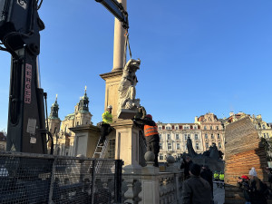 VIDEO: Mariánský sloup na Staroměstském náměstí v Praze má nově tři ze čtyř andělů