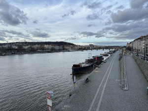 Praha ruší většinu protipovodňových opatření, otevírá náplavky