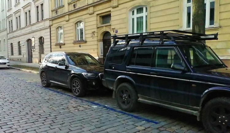 Muž vlastnoručně přemaloval parkovací zónu, nechtěl na ulici cizí auta