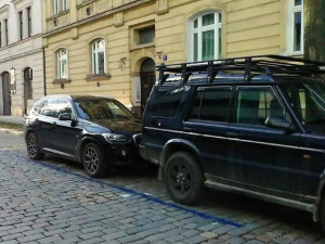 Muž vlastnoručně přemaloval parkovací zónu, nechtěl na ulici cizí auta