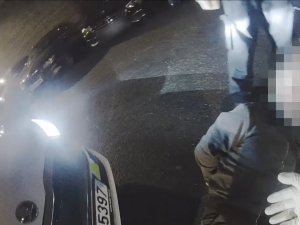 VIDEO: Opilec napadl muže na parkovišti, skončil v poutech, pak na záchytce