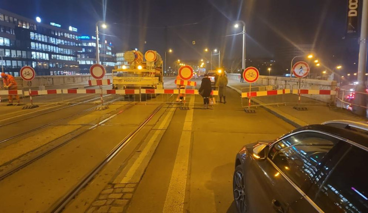 Z havarijních důvodů je uzavřen Libeňský most, tramvaje jezdí odklonem
