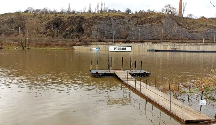 Přívozy na severu Prahy jsou znovu v provozu. Hladina Vltavy klesla