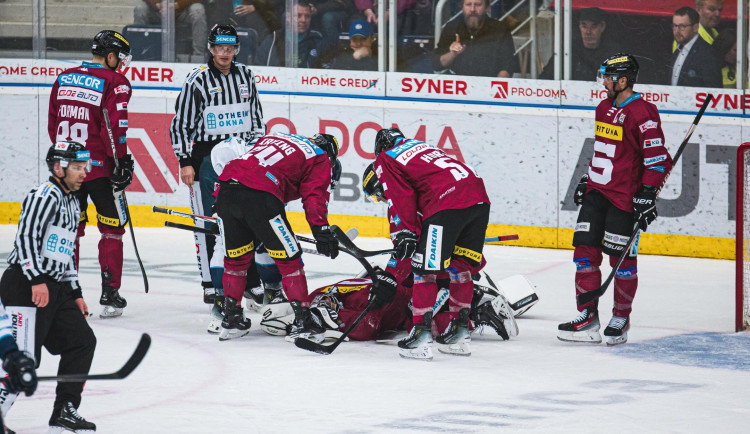 Gólman Kovář schytal ránu do krku.