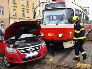 Hasiči zasahovali na Českomoravské, kde se srazilo auto s tramvají