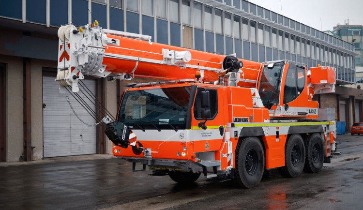 Pražští hasiči mají ve svém vozovém parku nový automobilový jeřáb