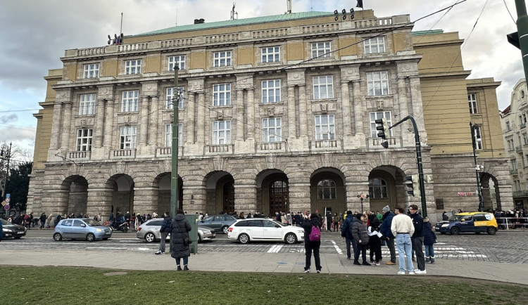 GIBS bude mít výsledky prověřování zásahu na Filozofické fakultě nejdřív na jaře
