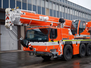 Pražští hasiči mají ve svém vozovém parku nový automobilový jeřáb