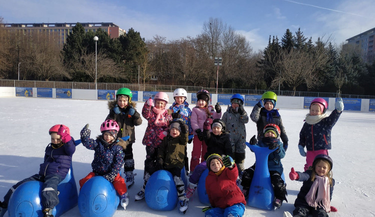 V Praze 8 učí děti bruslit profesionálové