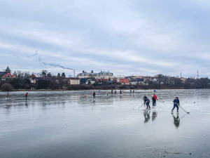 Na pražské rybníky vyrazily desítky bruslařů, led je ale stále nebezpečně tenký