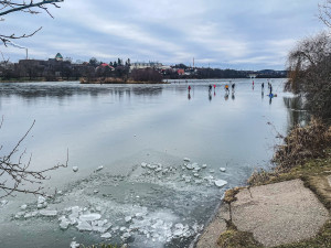 Na pražské rybníky vyrazily desítky bruslařů, led je ale stále nebezpečně tenký