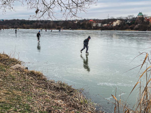 Na pražské rybníky vyrazily desítky bruslařů, led je ale stále nebezpečně tenký