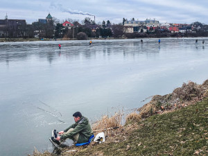 Na pražské rybníky vyrazily desítky bruslařů, led je ale stále nebezpečně tenký