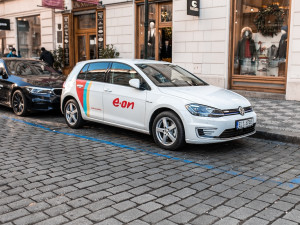 Elektroauta budou v Praze parkovat zdarma jen do konce roku