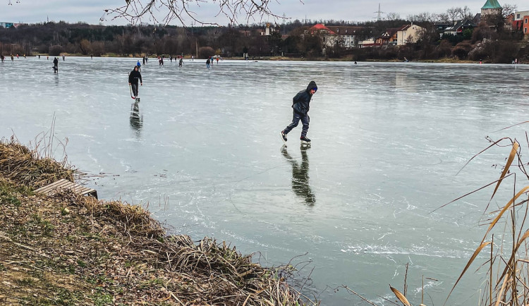 Na pražské rybníky vyrazily desítky bruslařů, led je ale stále nebezpečně tenký