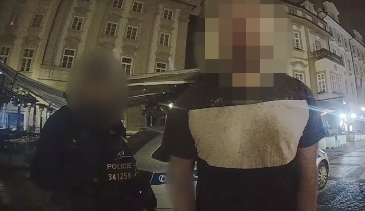 VIDEO: Pozvracený opilec rozbil v centru Prahy dveře, pak chtěl od strážníků svézt domů