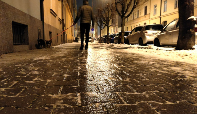 V Praze hrozí silná ledovka, lidé by měli omezit vycházení