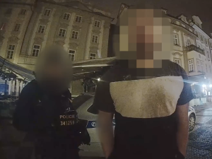 VIDEO: Pozvracený opilec rozbil v centru Prahy dveře, pak chtěl od strážníků svézt domů