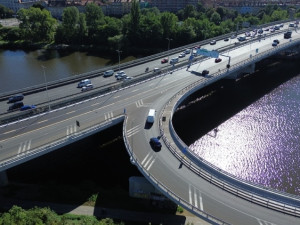 Silničáři vymění ložiska Barrandovského mostu ve směru na Smíchov