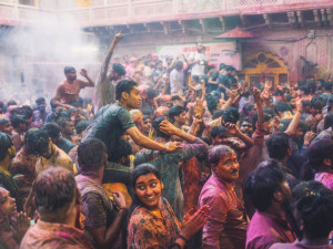 Oslavy Holi v chrámu.