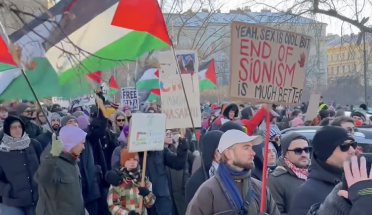 Lidé si donesli vlastnoručně vyrobené transparenty.