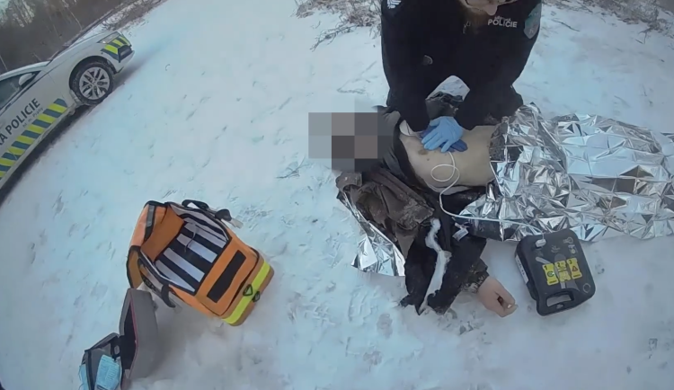 VIDEO: Polonahý muž zkolaboval v pražském parku. Zmrzlé oblečení z něj museli odříznout