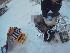 VIDEO: Polonahý muž zkolaboval v pražském parku. Zmrzlé oblečení z něj museli odříznout