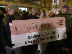 VIDEO: Lidé demonstrují za Aničku, kterou dva roky znásilňoval otec a od soudu odešel s podmínkou