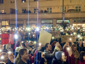 VIDEO: Lidé demonstrují za Aničku, kterou dva roky znásilňoval otec a od soudu odešel s podmínkou