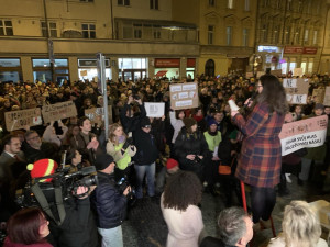 VIDEO: Lidé demonstrují za Aničku, kterou dva roky znásilňoval otec a od soudu odešel s podmínkou