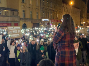 VIDEO: Lidé demonstrovali za Aničku, kterou dva roky znásilňoval otec a od soudu odešel s podmínkou