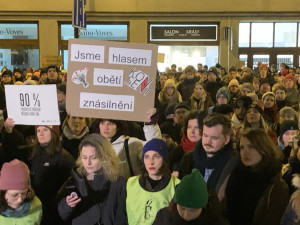 VIDEO: Lidé demonstrují za Aničku, kterou dva roky znásilňoval otec a od soudu odešel s podmínkou