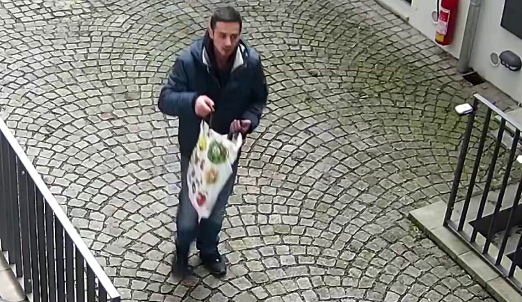 VIDEO: Zloděj vykopl dveře do airbnb, lup za padesát tisíc si odnesl v igelitce
