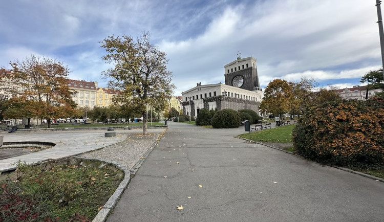 Praha zahájila práce na rekonstrukci náměstí Jiřího z Poděbrad, vykácí padesát stromů