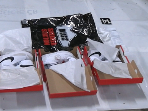 Policisté zadrželi další skupinu osob, která si internetovými podvody přišla na 200 tisíc korun