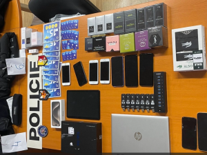 Policisté zadrželi další skupinu osob, která si internetovými podvody přišla na 200 tisíc korun