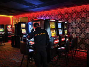VIDEO: Legální kasino proměnil majitel na zakázanou hernu. Teď mu hrozí pokuta padesát milionů