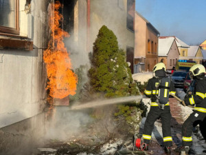 Dobroden Leoše Mareše znovu pomáhal. Přes milion poslal rodině, která přišla o dům