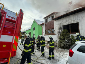 Dobroden Leoše Mareše znovu pomáhal. Přes milion poslal rodině, která přišla o dům