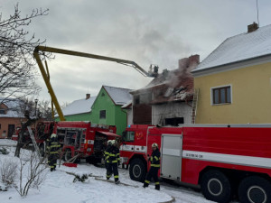 Dobroden Leoše Mareše znovu pomáhal. Přes milion poslal rodině, která přišla o dům