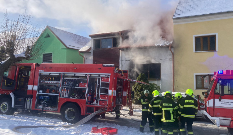 Dobroden Leoše Mareše znovu pomáhal. Přes milion poslal rodině, která přišla o dům